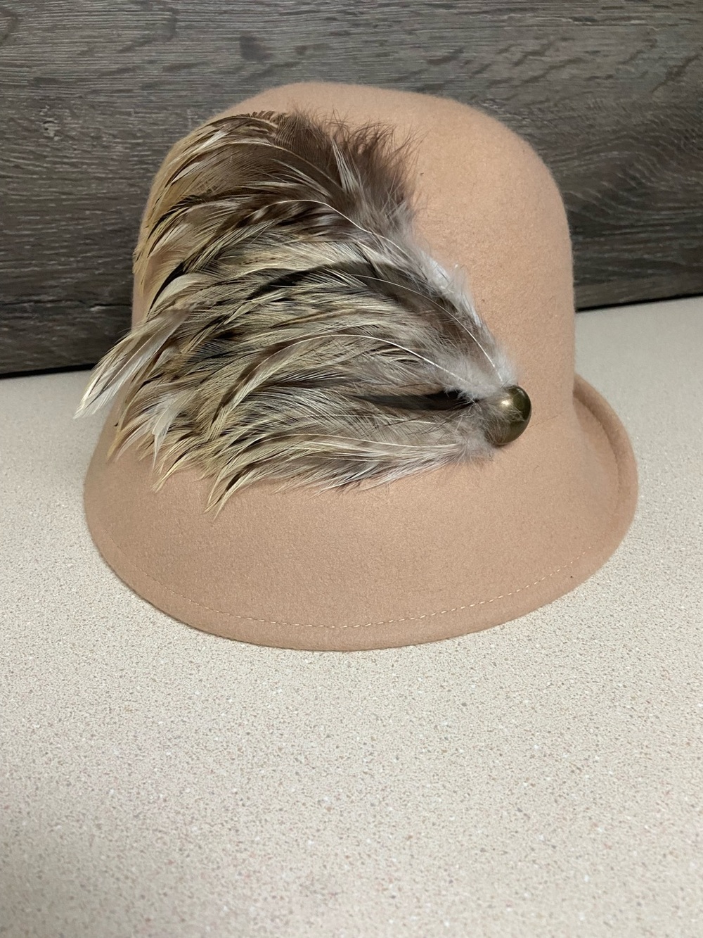Jessica Simpson Womens One Size Wool Cloche Hat Tan Felt Feather Accent Retro